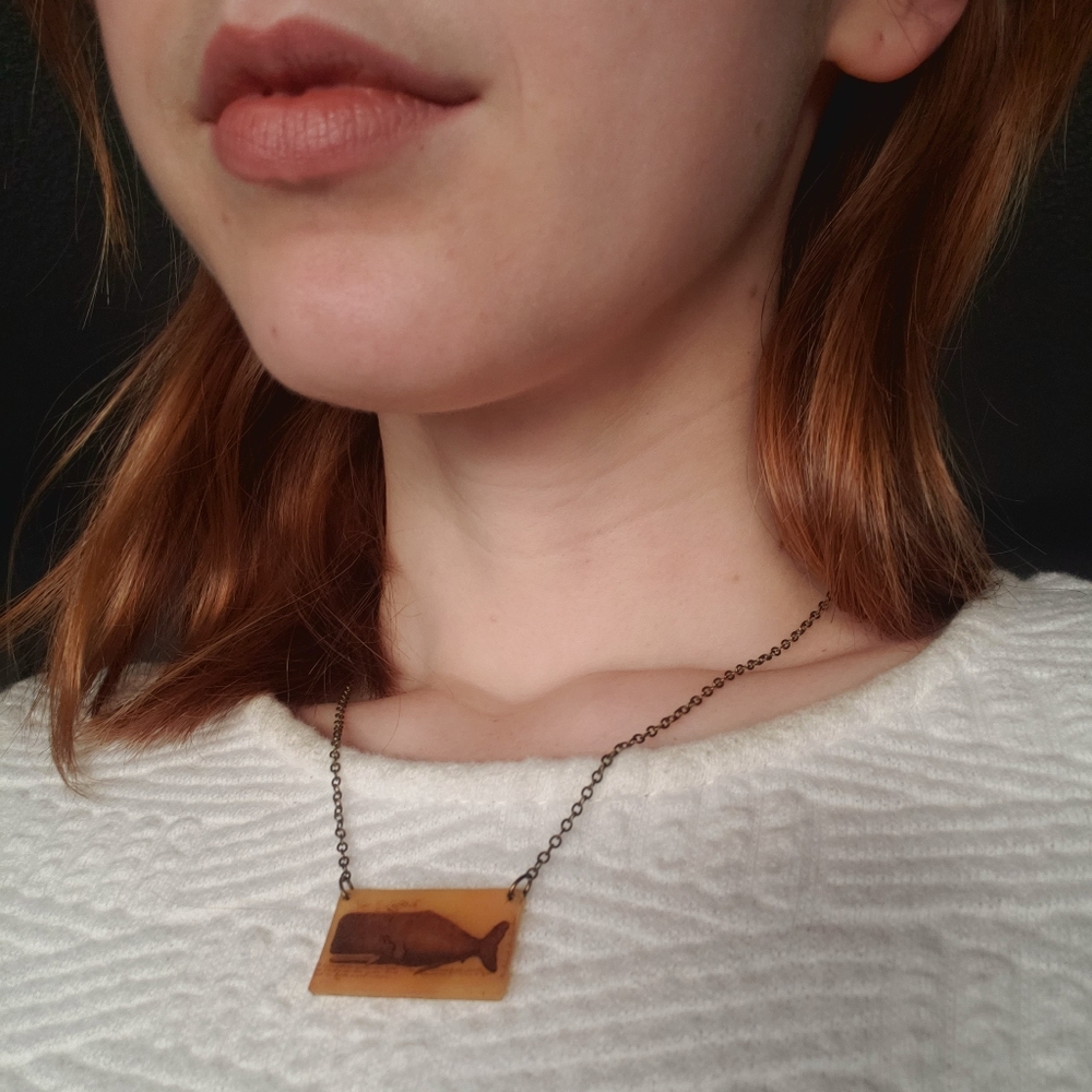 Short pendant necklace with whale drawing
